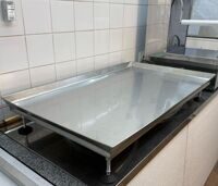 Cooling table